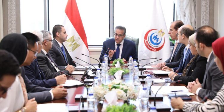 الدكتور خالد عبد الغفار وزير الصحة وجانب من الاجتماع