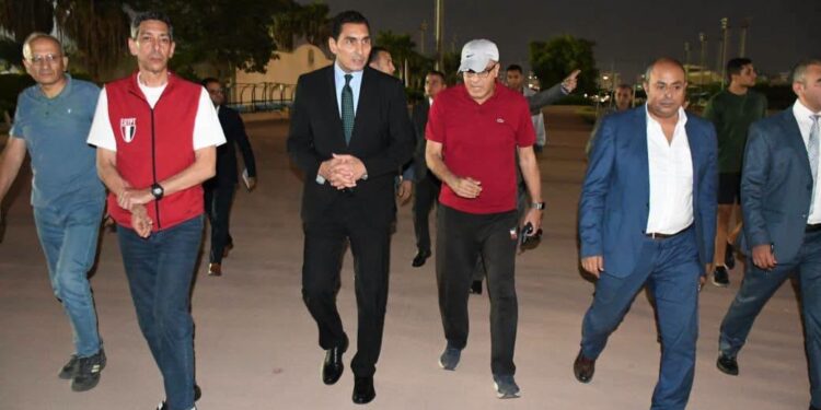 جوهر نبيل وزير الشباب والرياضة وجانب من الجولة