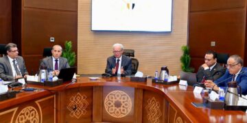 الدكتور حسين عيسى وجانب من الاجتماع