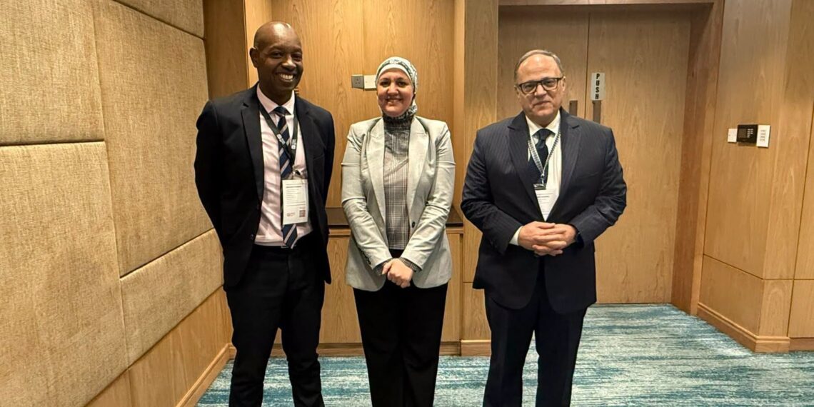الدكتور علي الغمراوي، رئيس هيئة الدواء المصرية والبروفيسور ريموند إي. موغانغا