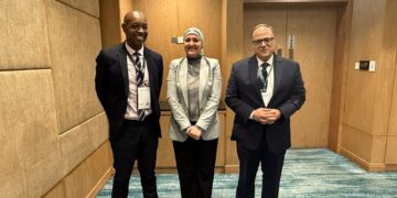 الدكتور علي الغمراوي، رئيس هيئة الدواء المصرية والبروفيسور ريموند إي. موغانغا