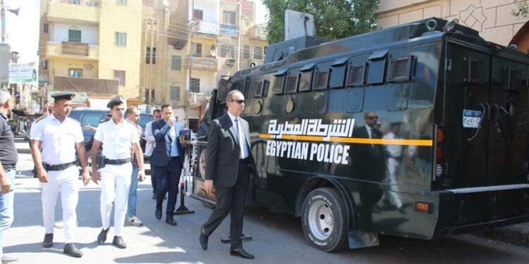 عين الأمن.. مدير أمن سوهاج يتفقد التمركزات الأمنية بالميادين والشوارع
