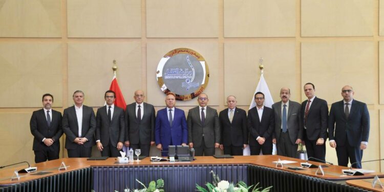 الفريق مهندس كامل الوزير وزير النقل وجانب من توقيع مذكرة التفاهم