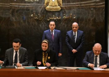 باستثمارات 650 مليون دولار.. الحكومة توقع 3 اتفاقيات لتنفيذ مشروع «دندرة» للطاقة الشمسية في قنا