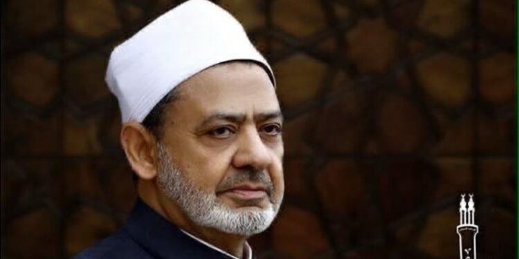 شيخ الأزهر يطمئن على صحة بابا الفاتيكان بعد جراحة لاستئصال ورم بالرئة