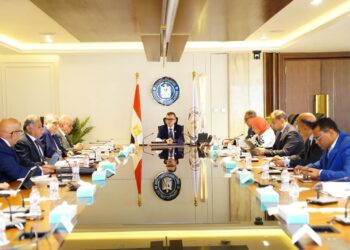 الدكتور أحمد رستم وزير التخطيط وجانب من الاجتماع