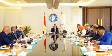 الدكتور أحمد رستم وزير التخطيط وجانب من الاجتماع