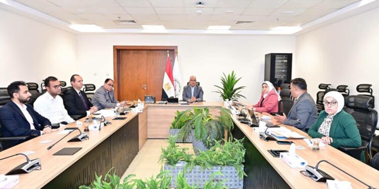الدكتور هانى سويلم وزير الرى وجانب من الاجتماع
