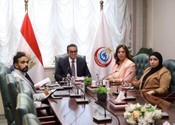وزير الصحة وجانب من الاجتماع