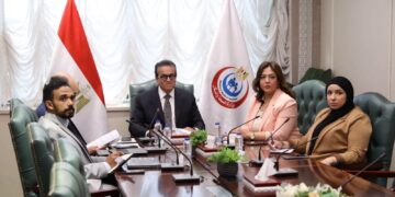 وزير الصحة وجانب من الاجتماع