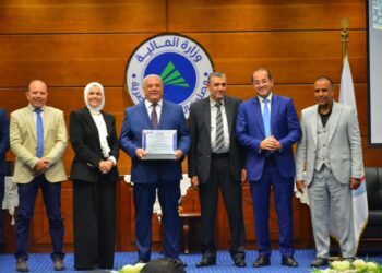 وزير المالية ورئيس مصلحة الضرائب وجانب من التكريم