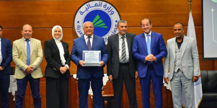 وزير المالية ورئيس مصلحة الضرائب وجانب من التكريم