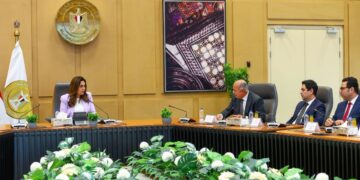 وزيرة التنمية المحلية والبيئة وجانب من الاجتماع