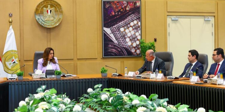 وزيرة التنمية المحلية والبيئة وجانب من الاجتماع