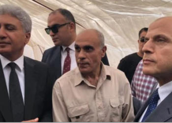 وزير السياحة والآثار يتفقد موقع اكتشاف تمثالي رمسيس الثاني بالغربية ويهدي صاحب الأرض وزوجته رحلتي عمرة
