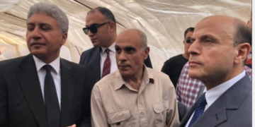 وزير السياحة والآثار يتفقد موقع اكتشاف تمثالي رمسيس الثاني بالغربية ويهدي صاحب الأرض وزوجته رحلتي عمرة
