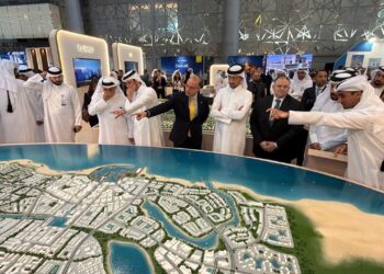 الدكتور محمد فريد صالح وزير الاستثمار وجانب من الجولة