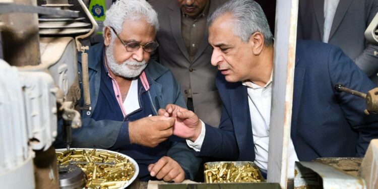 وزير الإنتاج الحربى وجانب من الجولة