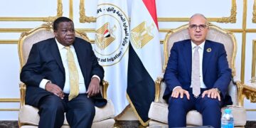 وزير الري يبحث مع نظيره الأوغندي تعزيز التعاون المائي وآليات التمويل الإقليمي لدول حوض النيل
