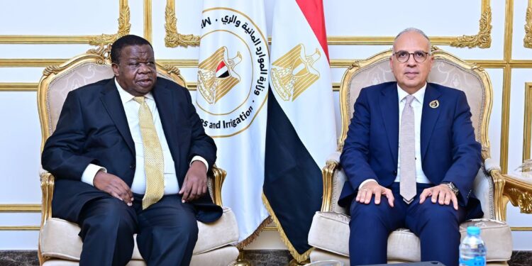 وزير الري يبحث مع نظيره الأوغندي تعزيز التعاون المائي وآليات التمويل الإقليمي لدول حوض النيل