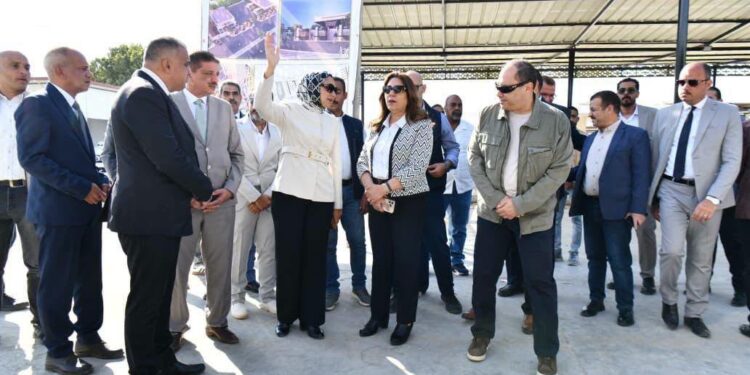 وزيرة التنمية المحلية وحانب من الجولة