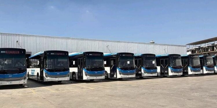 التنمية المحلية تُعلن تسليم 20 أتوبيسًا كهربائيًا لوزارة النقل لدعم منظومة الـ BRT