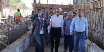 نائب وزيرة الإسكان يتفقد مشروع مأخذ وخطوط نقل المياه العكرة من نهر النيل إلى العاصمة الجديدة