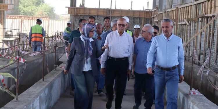 نائب وزيرة الإسكان يتفقد مشروع مأخذ وخطوط نقل المياه العكرة من نهر النيل إلى العاصمة الجديدة