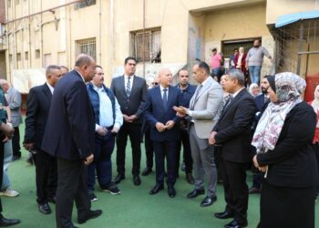محافظ القاهرة يتفقد فعاليات مبادرة رئيس الجمهورية لدعم صحة المرأة المصرية بحى الوايلى .. صور