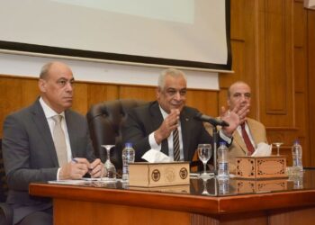 وزير الإنتاج الحربي يتابع انتظام العمل بشركة “أبو زعبل” .. ويؤكد : ننافس الشركات العالمية وتوجيهات رئاسية بتوطين التكنولوجية الحديثة