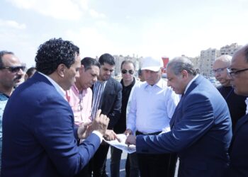 محافظ القاهرة يتفقد أعمال التطوير بحى البساتين ويقرر إطلاق إسم شهيد على أحد الشوارع بالمعراج .. صور