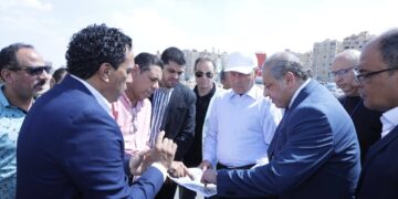 محافظ القاهرة يتفقد أعمال التطوير بحى البساتين ويقرر إطلاق إسم شهيد على أحد الشوارع بالمعراج .. صور