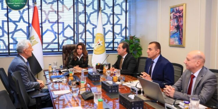وزيرة التنمية المحلية والبيئة تبحث تطوير مركز السلام لمكافحة التلوث البحري بشرم الشيخ