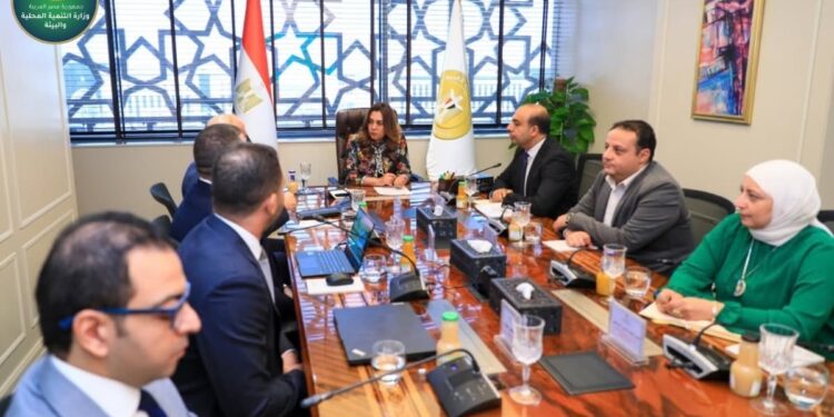 وزيرة التنمية المحلية تبحث مع القطاع الخاص حلول رقمية لدعم منظومة جمع ونقل وتدوير المخلفات ممتدة للمنتج
