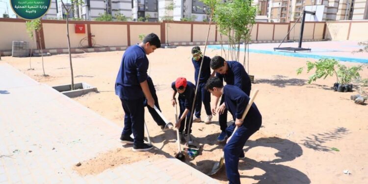 ضمن مبادرة الرئاسة لزراعة 100 مليون شجرة ..التنمية المحلية تدعم مدرسة الكرنك بمدينة بدر بـ150 شجرة  .. صور