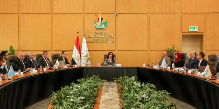 وزيرة الإسكان تتابع مستجدات ملف تقنين الأراضي في المدن الجديدة