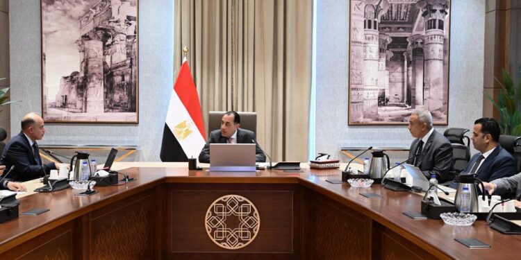 مدبولي يستعرض مقترحات زيادة الصادرات المصرية وتعزيز تنافسيتها عالميًا .. 12 فرعًا لخدمة المصدرين ومنصة رقمية بالذكاء الاصطناعي 