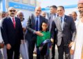 بعد انتشار فيديو تحية العلم .. وزير التعليم يلتقي طالبًا من شلاتين ويشيد بحبه للوطن