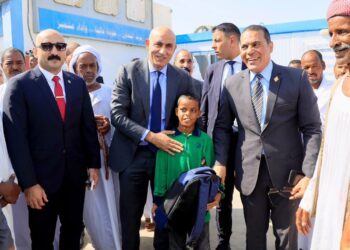 بعد انتشار فيديو تحية العلم .. وزير التعليم يلتقي طالبًا من شلاتين ويشيد بحبه للوطن