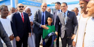 بعد انتشار فيديو تحية العلم .. وزير التعليم يلتقي طالبًا من شلاتين ويشيد بحبه للوطن
