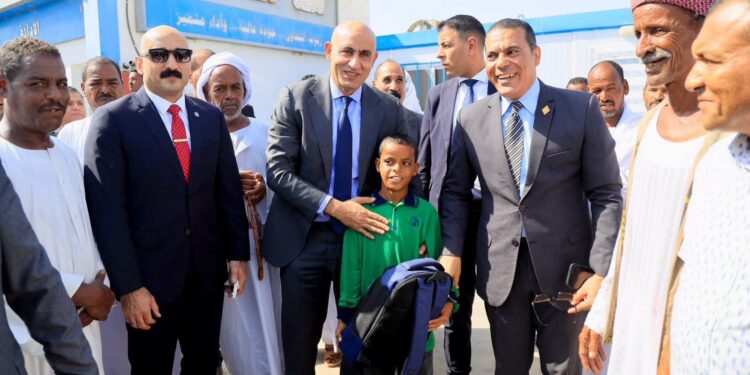 بعد انتشار فيديو تحية العلم .. وزير التعليم يلتقي طالبًا من شلاتين ويشيد بحبه للوطن