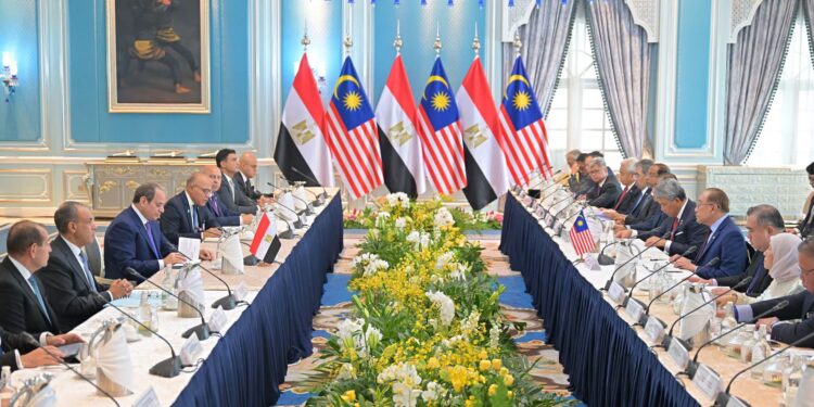 ملك ماليزيا خلال زيارة السيسي : دفعة قوية للعلاقات الممتدة بين البلدين وسط إشادة بدور الأزهر الشريف .. والسيسي يدعو الملك السلطان إبراهيم لزيارة مصر