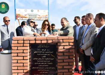 وزيرة التنمية المحلية ومحافظ الوادي الجديد تضعان حجر أساس مجمع للصناعات الغذائية بالخارجة