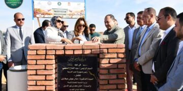 وزيرة التنمية المحلية ومحافظ الوادي الجديد تضعان حجر أساس مجمع للصناعات الغذائية بالخارجة