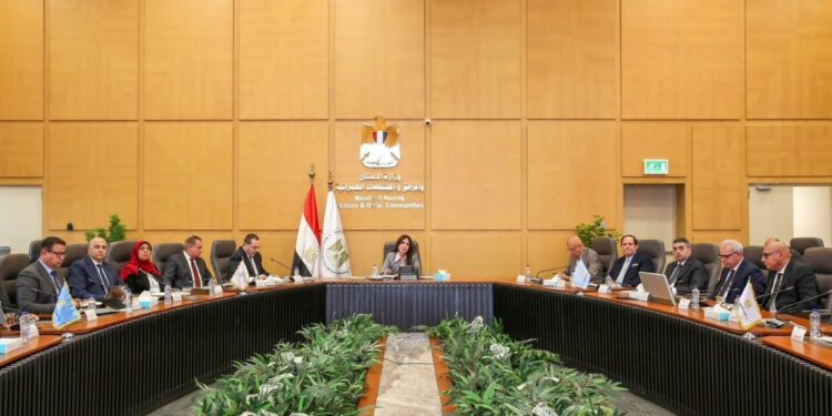 وزيرة الإسكان تتابع طرح 10 آلاف وحدة بنظام الإيجار المنتهي بالتملك .. وتستعرض قانون تنظيم السوق العقارية