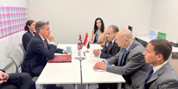 وزير الخارجية يلتقي نظيره البريطاني لبحث العلاقات الثنائية وتطورات الأوضاع الإقليمية