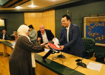 نقابة الصحفيين توزع تأشيرات العمرة على المشاركين في رحلة 20 أكتوبر .. صور