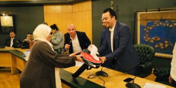 نقابة الصحفيين توزع تأشيرات العمرة على المشاركين في رحلة 20 أكتوبر .. صور