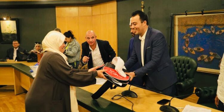 نقابة الصحفيين توزع تأشيرات العمرة على المشاركين في رحلة 20 أكتوبر .. صور