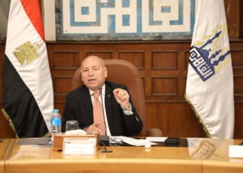 محافظ القاهرة يطلق برنامجًا لتطوير خدمة المواطنين وتسريع حل الشكاوى وقياس جودة الخدمات .. صور